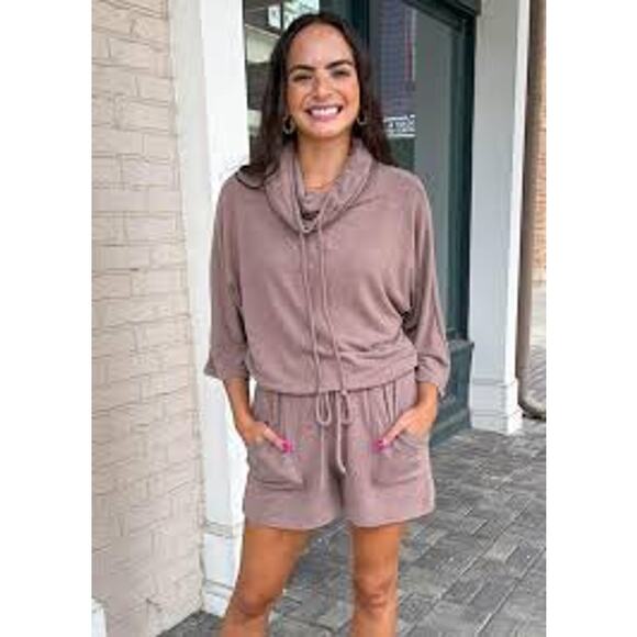 MICHAEL STARS Parker Pocket Drawstring Shorts in Black 2163-BLK - Picture 4 of 7